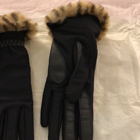 Gloves in black stretchy material with fur and leather trim, fleece lined - Picture 4 of 5